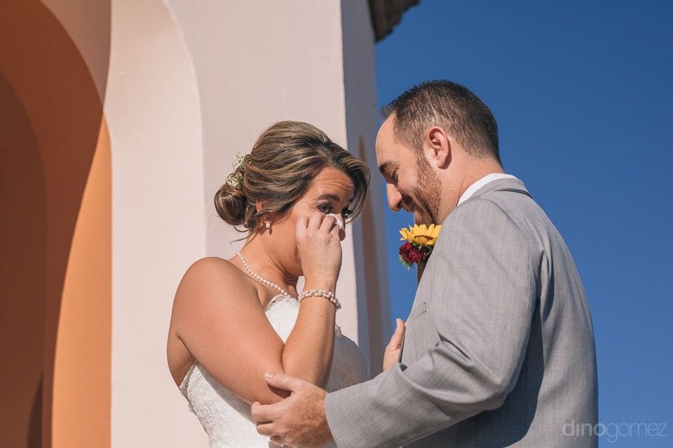 Bride and groom doing first look with cabo wedding services