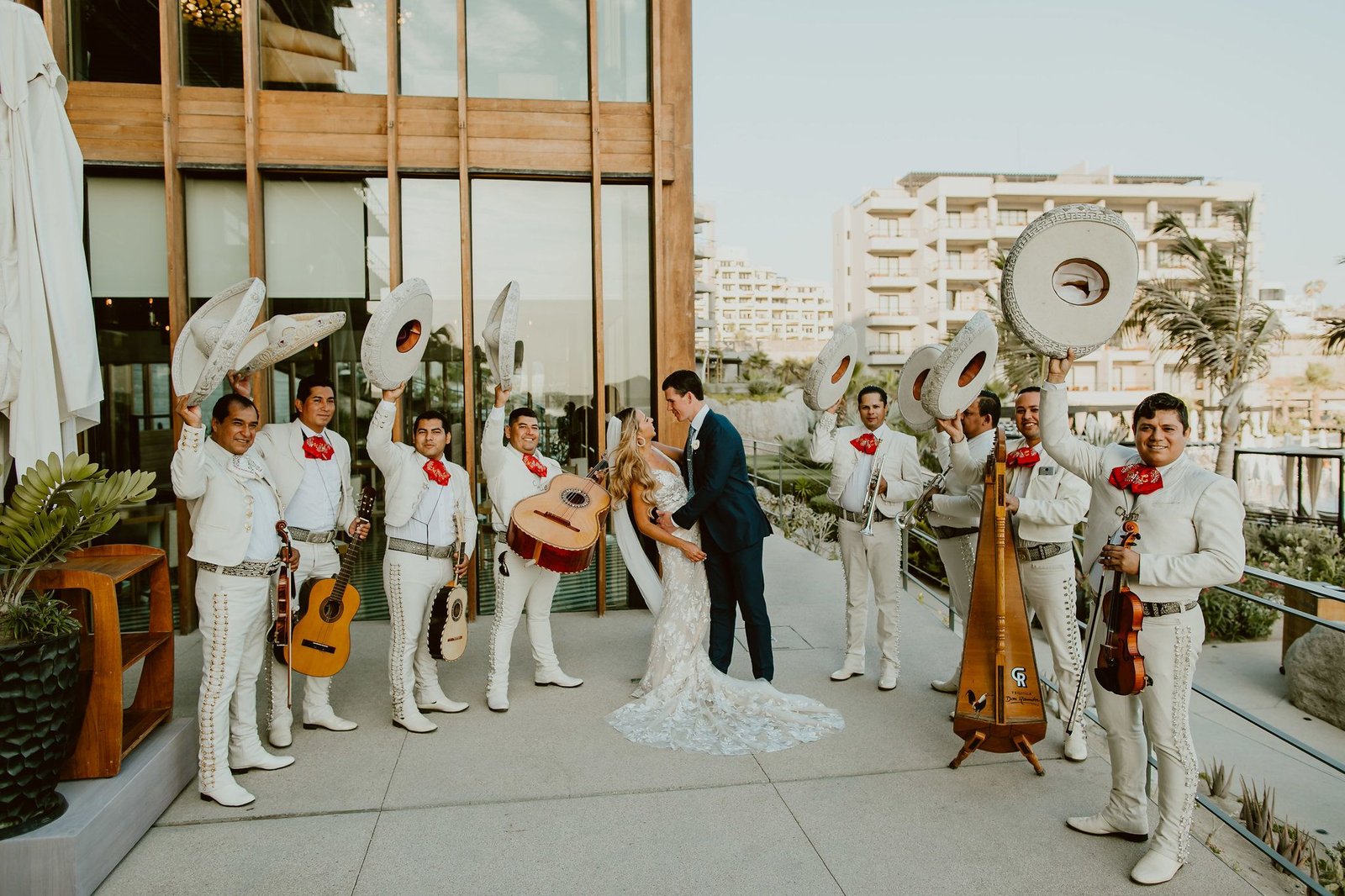 Bride and groom photo session infront of Mariachi at the Ledge Restaurant at The Cape Los Cabos. Photography by Ana and Jerome. Wedding Planning by Cabo Wedding Services