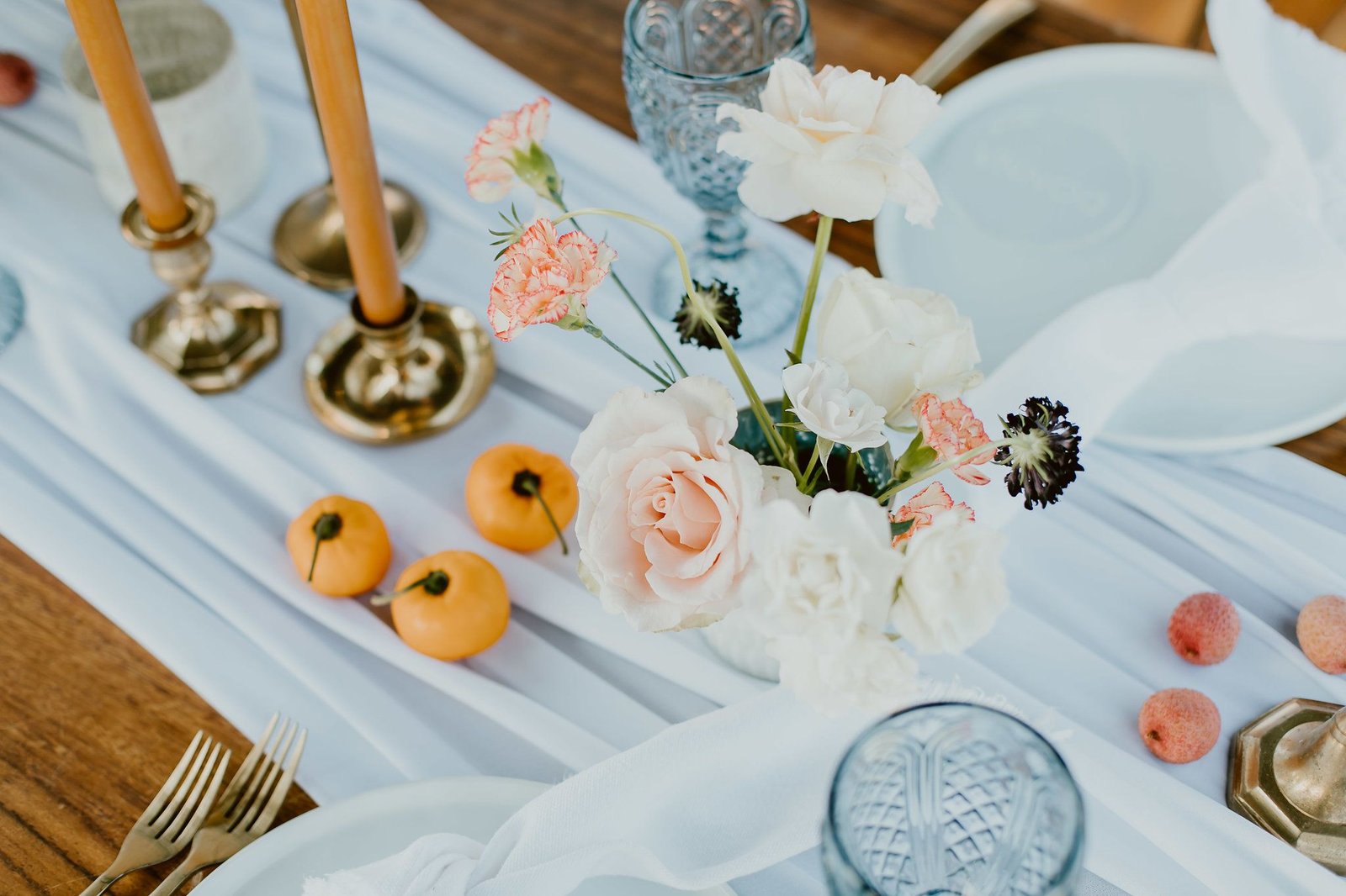 Lola from Florenta also decided to use Chili´s to make some colors pop out more. With the beautiful natural wood and the brown candles, with ligh blue crackled glass made everything turn out perfect. Photography by Ana and Jerome. Wedding Planning by Cabo Wedding Services