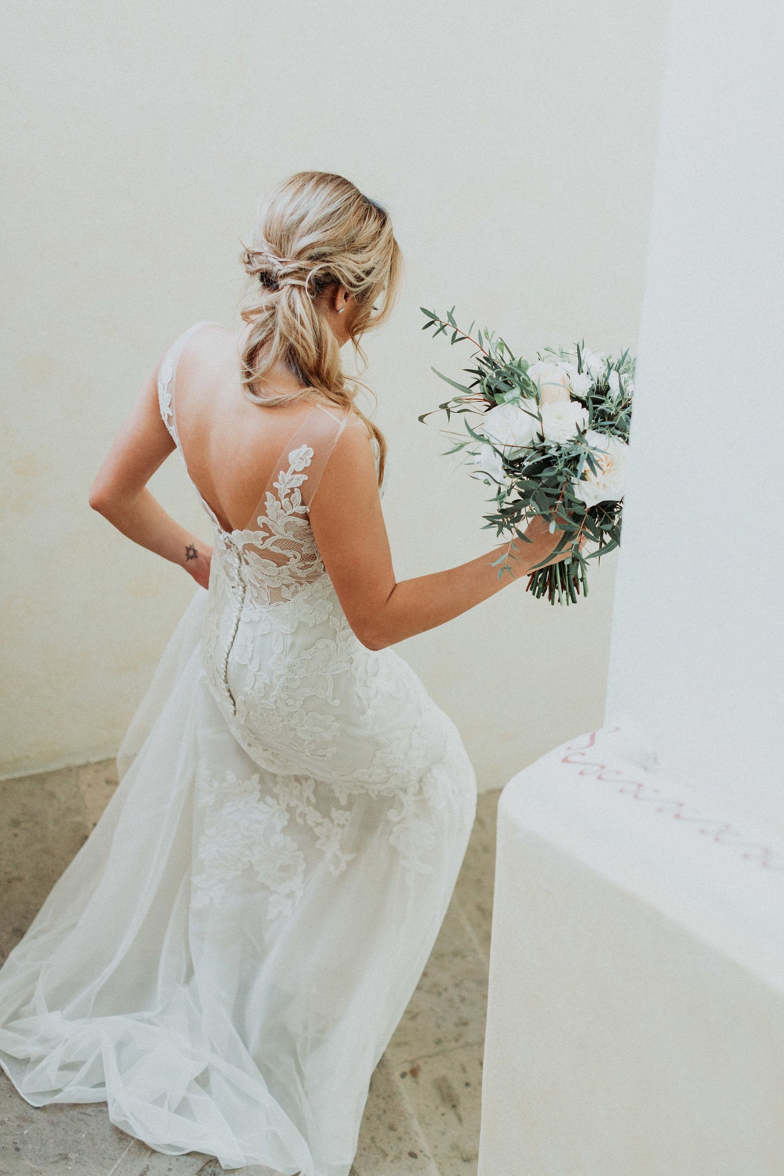 Bride running down the stairs to do the First look with her future husband. Shari, the Bride, was so excited and so inlove she couldn´t wait to see the man of her dreams!